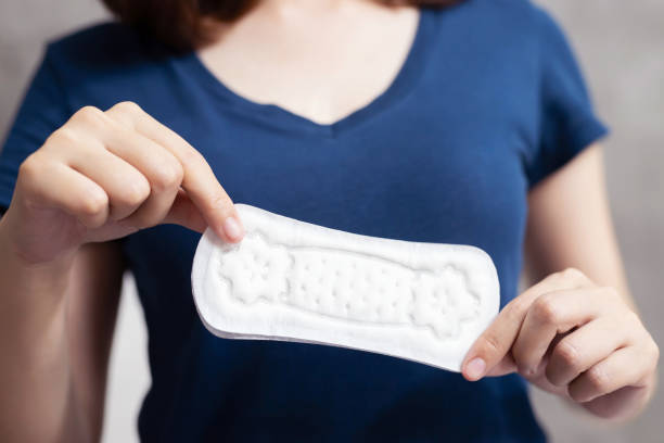 uma mulher com um guardanapo sanitário - tampon menstruation sanitary female - fotografias e filmes do acervo