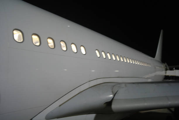 공항 앞치마에 주차 된 비행기 제트 엔진의 닫기 - ryan in a 뉴스 사진 이미지