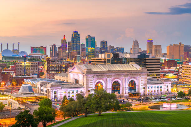 캔자스시티, 미주리, 미국 다운타운 스카이라인 - kansas city missouri city skyline built structure 뉴스 사진 이미지