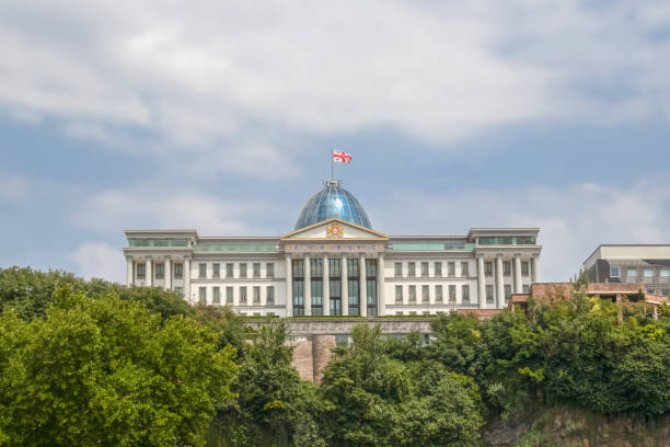 il palazzo cerimoniale della georgia e la residenza presidenziale avlabari - l'organo esecutivo dell'amministrazione del presidente della georgia situato sulla riva sinistra del fiume kura - kura river immagine foto e immagini stock