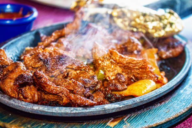 filete mexicano con vapor - bokeh y borroso y delicioso. - skirt steak steak close up grilled fotografías e imágenes de stock