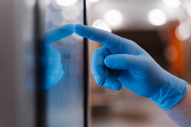 Cropped shot of mans hand in latex medical glove, uses touchscreen, checks information during quarantine pandemic coronavirus, enters pin code on self checkout. Hygiene and virus prevention concept la inyección recortada de la mano del hombre en guante médico de látex, utiliza pantalla táctil, comprueba la información durante el coronavirus de la pandemia de cuarentena, introduce el código pin en la auto-checkout. concepto de higiene y prevenci