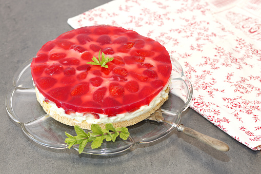 cake, strawberry icing