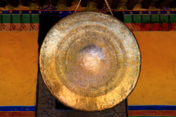 gong tradicional dentro de un templo - tibet tibetan buddhism buddhism color image fotografías e imágenes de stock