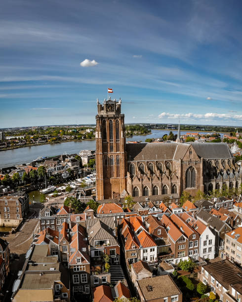 dordrecht holandia, panorama starego miasta dordrecht z kościołami i budynkami nad kanałem w holandii - dordrecht zdjęcia i obrazy z banku zdjęć