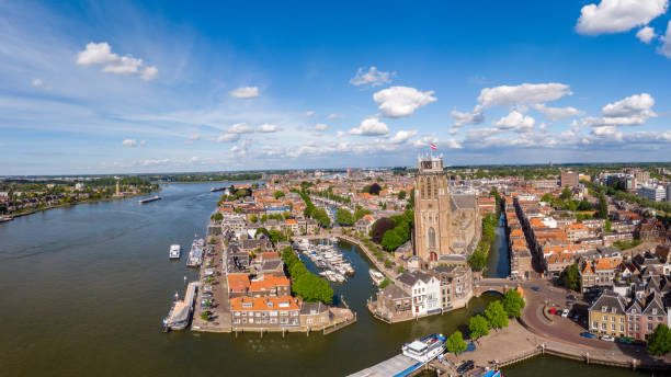 dordrecht holandia, panorama starego miasta dordrecht z kościołami i budynkami nad kanałem w holandii - dordrecht zdjęcia i obrazy z banku zdjęć