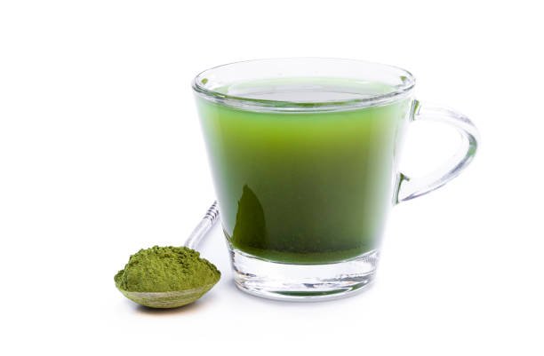 té matcha verde aislado sobre fondo blanco - green tea herbal medicine ground isolated fotografías e imágenes de stock