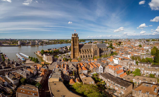dordrecht holandia, panorama starego miasta dordrecht z kościołami i budynkami nad kanałem w holandii - dordrecht zdjęcia i obrazy z banku zdjęć