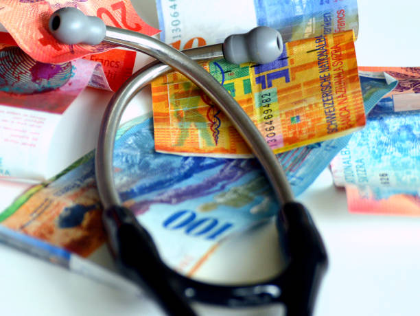 costi sanitari in svizzera. - banconota del franco svizzero foto e immagini stock