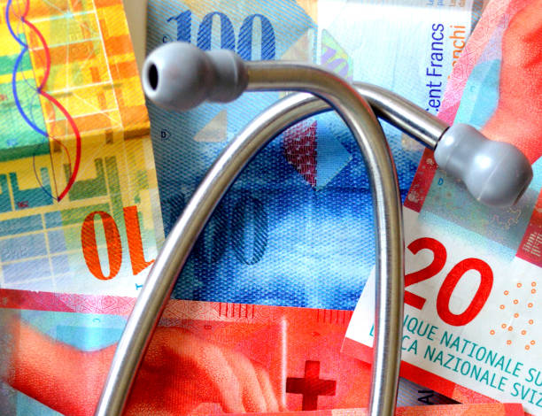 koszty opieki zdrowotnej w szwajcarii. - currency stethoscope healthcare and medicine savings zdjęcia i obrazy z banku zdjęć