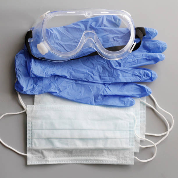 いくつかの使い捨ての医療フェイスマスクとラテックス手袋のペア。 - surgical glove surgical mask protective glove mask ストックフォトと画像