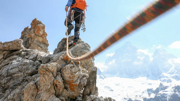 montañero sube por la cresta de la montaña - solitude mountain range ridge mountain peak fotografías e imágenes de stock