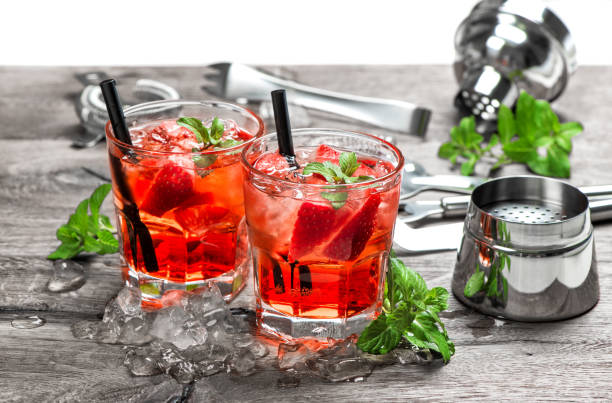 カクテル作りのバーツール 赤い飲み物氷イチゴミントの葉 - cocktail bar caipirinha drink ストックフォトと画像
