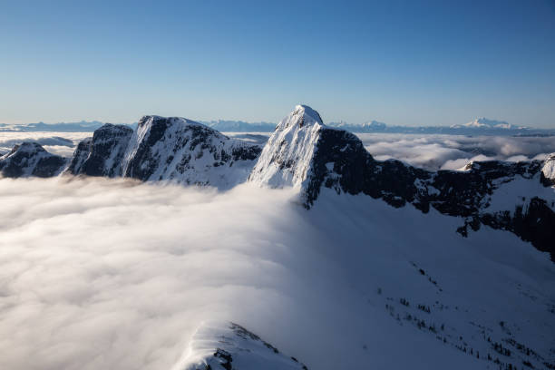 widok z lotu ptaka na odległy kanadyjski krajobraz górski - mountain mountain peak snow spring zdjęcia i obrazy z banku zdjęć