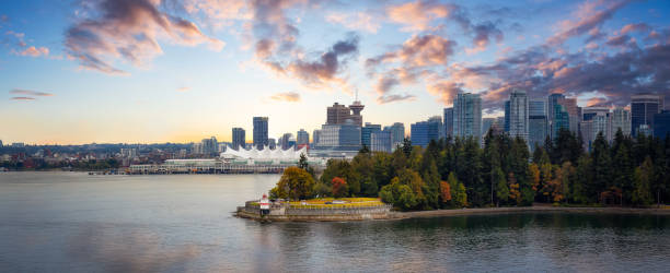 downtown vancouver, britisch-kolumbien, kanada. - scenics skyline panoramic canada place stock-fotos und bilder