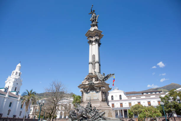 エクアドル独立記念碑の景色 - キト ストックフォトと画像