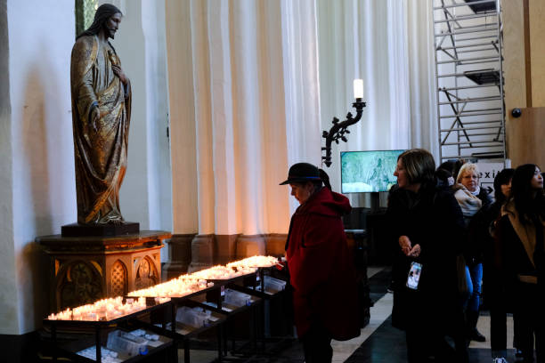 2019년 11월 30일 벨기에 브뤼헤에 있는 성모 교회에서 예배자 빛 촛불이 켜진 다. - memorial vigil people candle holding 뉴스 사진 이미지