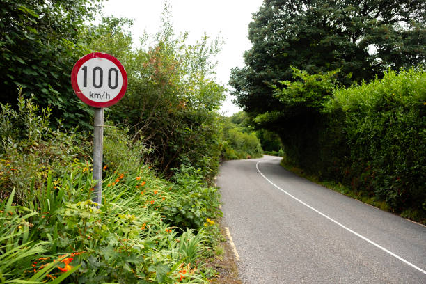 시속 100km의 좁은 아일랜드 시골 길의 속도 제한 표지판 - highway road street twisted 뉴스 사진 이미지