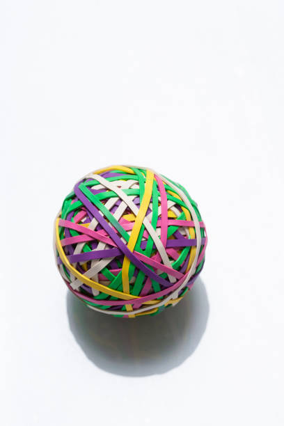 sfera elastica su superficie bianca - flexibility rubber rubber band tangled foto e immagini stock