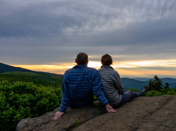 la coppia guarda oltre il tramonto che cade su blue ridge - blue ridge mountains mountain range north carolina tennessee foto e immagini stock