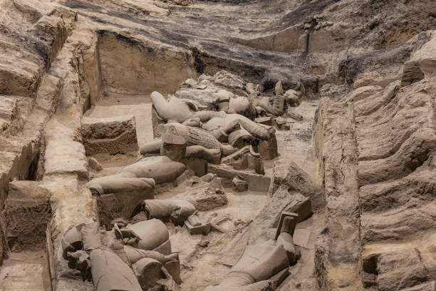 mausoleo qin shi huang di soldati di terracotta rovine rotte della città di xi'an, provincia di shaanxi, cina - xian qin shi huangs tomb international landmark national landmark foto e immagini stock