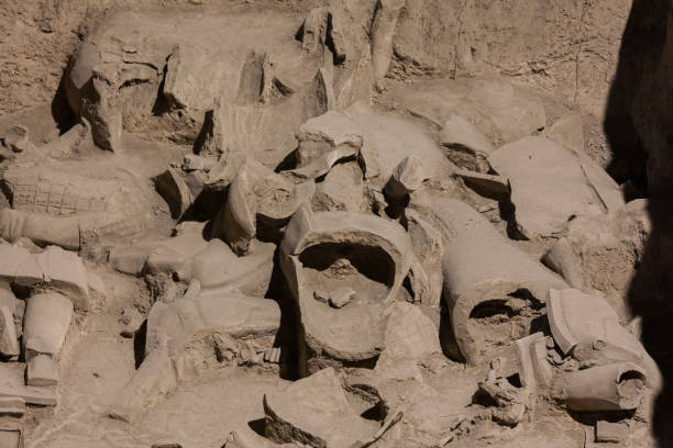 mausoleo qin shi huang di soldati di terracotta rovine rotte della città di xi'an, provincia di shaanxi, cina - xian qin shi huangs tomb international landmark national landmark foto e immagini stock