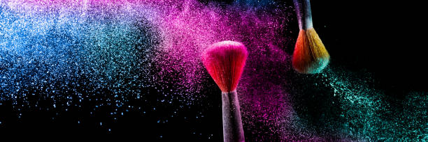 dois pincéis com rosa e azul compõem o impacto do pó para fazer uma nuvem colorida. - face powder exploding make up dust - fotografias e filmes do acervo