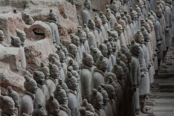 mausoleo qin shi huang di soldati in terracotta della città di xi'an, provincia di shaanxi, cina - xian qin shi huangs tomb international landmark national landmark foto e immagini stock
