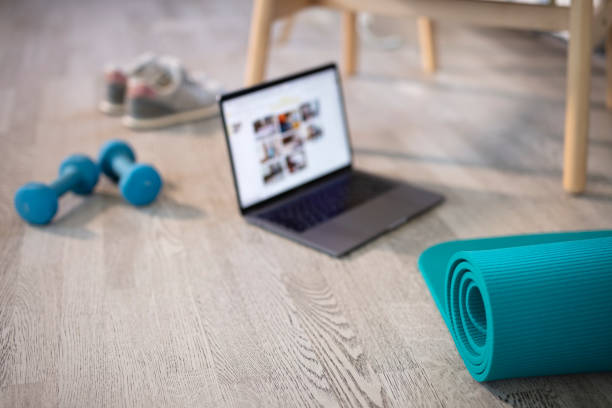 Preparing for training online. Mat, dumbbell, mat and laptop. Preparing for training online. Mat, dumbbell, mat and laptop. Preparing for online fitness training at home with laptop and fitness mat. Online training, online fitness, stay home, quarantine, online training. home workout stock pictures, royalty-free photos & images