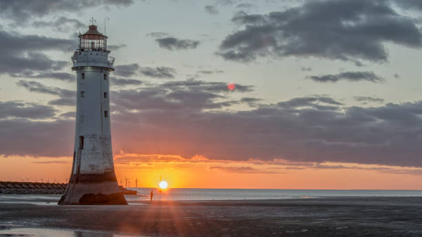 new brighton barch rock lighthouse und napoleonic fort - perch rock lighthouse stock-fotos und bilder