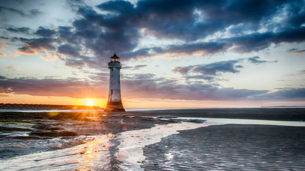 new brighton barch rock lighthouse und napoleonic fort - perch rock lighthouse stock-fotos und bilder