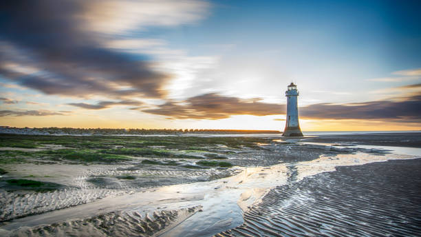 new brighton barch rock lighthouse und napoleonic fort - perch rock lighthouse stock-fotos und bilder