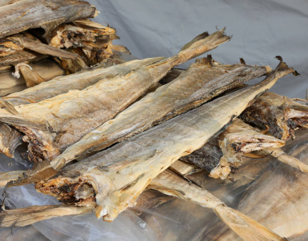 魚市場での販売のためのタラのストックフィッシュ - stockfish ストックフォトと画像