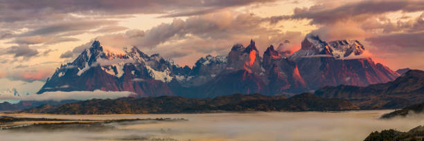 nascer do sol nas montanhas dos andes patagônicos - xxxl panorma - alpenglow sunrise sun scenics - fotografias e filmes do acervo