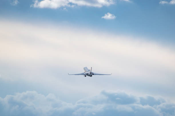 business jet takeoff - airplane taking off sky commercial airplane imagens e fotografias de stock