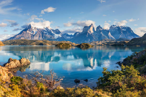 озеро пехо, торрес-дель-пейн, патагония, чили - patagonian andes стоковые фото и изображения