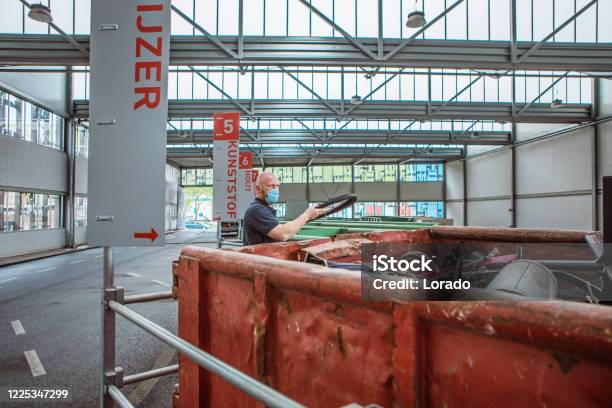 Mens Bij Een Metaalrecyclingcentrum Tijdens Coronavirusuitbarsting Stockfoto en meer beelden van Recycling