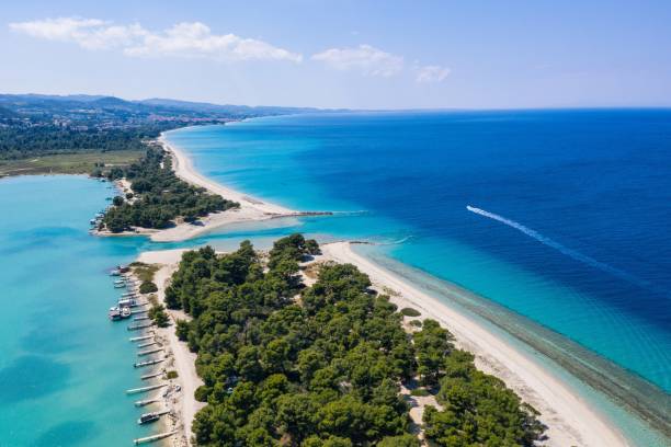 vista aerea con droni di port glarokavos e spiaggia lagunare a kassandra chalkidiki grecia - vacations halkidiki beach sand foto e immagini stock