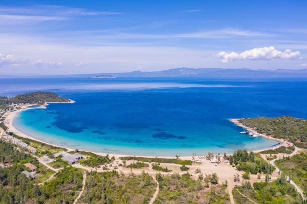 vista aerea con droni della spiaggia di paliouri a kassandra sithonia chalkidiki grecia - vacations halkidiki beach sand foto e immagini stock