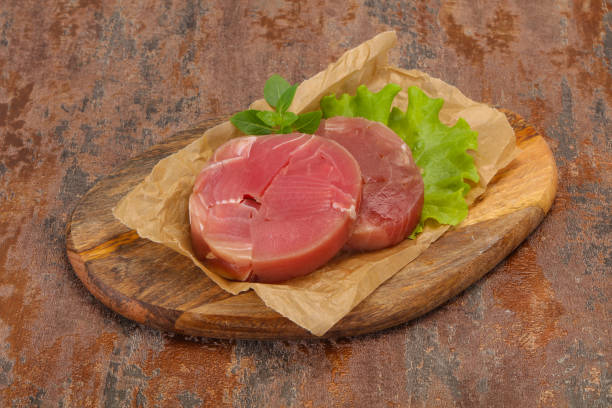 bistec redondo de atún crudo para parrilla - tuna tuna steak raw freshness fotografías e imágenes de stock