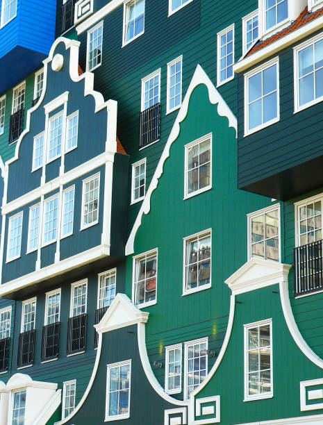 detalhe de uma fachada composta de diferentes casas tradicionais holandesas de madeira, zaandam, holanda - zaandam - fotografias e filmes do acervo