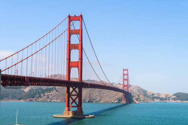 サンフランシスコ湾を渡る黄金の門橋の有名な視点 - golden gate bridge bridge san francisco county summer ストックフォトと画像