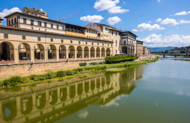 vista del río arno y el corredor vasari o corridoio vasariano en florencia, toscana, italia - florence italy italy bridge international landmark fotografías e imágenes de stock