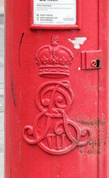 istock Red English post box London royal cypher 1225380697