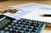 verschwommener-selektiver-fokus-kostensenkungsberechnung-auf-finanz-steuer-und.jpg?b=1&s=170x170&k=20&c=aSyCaDwY0AgNTePmo9HhN2Ns46iCvoWYS-sHlULe_yg=