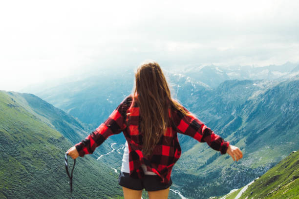 liberdade de verão e vento fresco nas montanhas dos alpes - on top of reaching mountain arms outstretched - fotografias e filmes do acervo