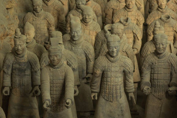 i guerrieri terracota nella città di xi'an in cina - terracotta soldiers xian terracotta tomb foto e immagini stock