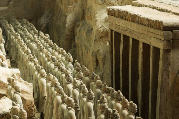 i guerrieri terracota nella città di xi'an in cina - shaanxi province immagine foto e immagini stock