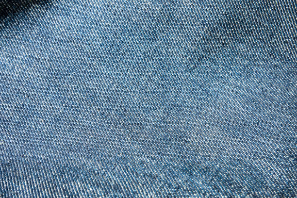 selektive fokus blaue jeans-denim-top-ansicht nah aufnahme bis zum detail des gewebes. textilmaterial und baumwolle patter zäh und langlebig kleidung stil. für hintergrund oder hintergrundbild mit kopierraum für text - fashion rough jacket garment stock-fotos und bilder