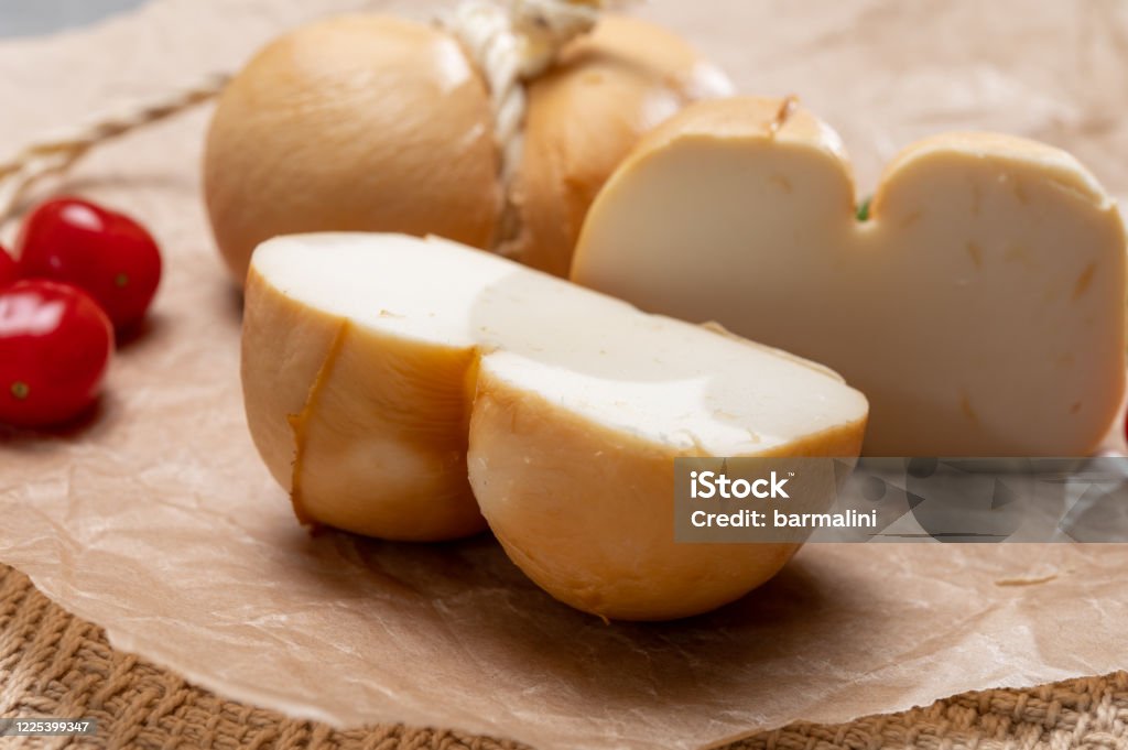 Italienische Halb Hart Handgemachte Geräucherte Scamorza Käse Aus Kuhmilch  Aus Apulien Oder Kalabrien Regionen Stockfoto und mehr Bilder von  Caciocavallo - iStock